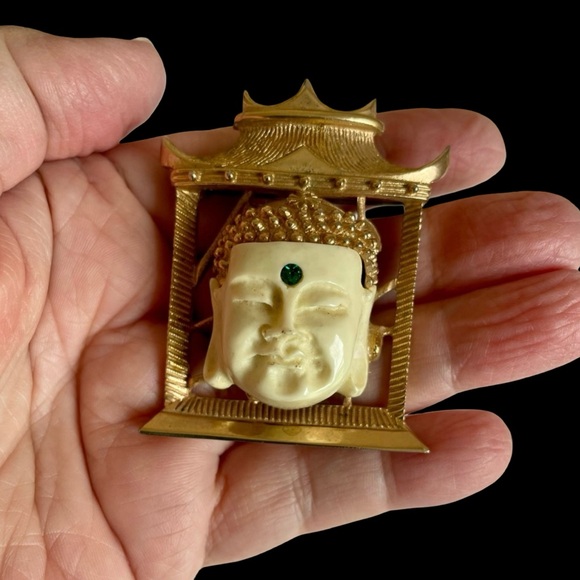 Vintage 1960s Selro Buddha Brooch Framed In Goldtone Pagoda - Picture 7 of 8